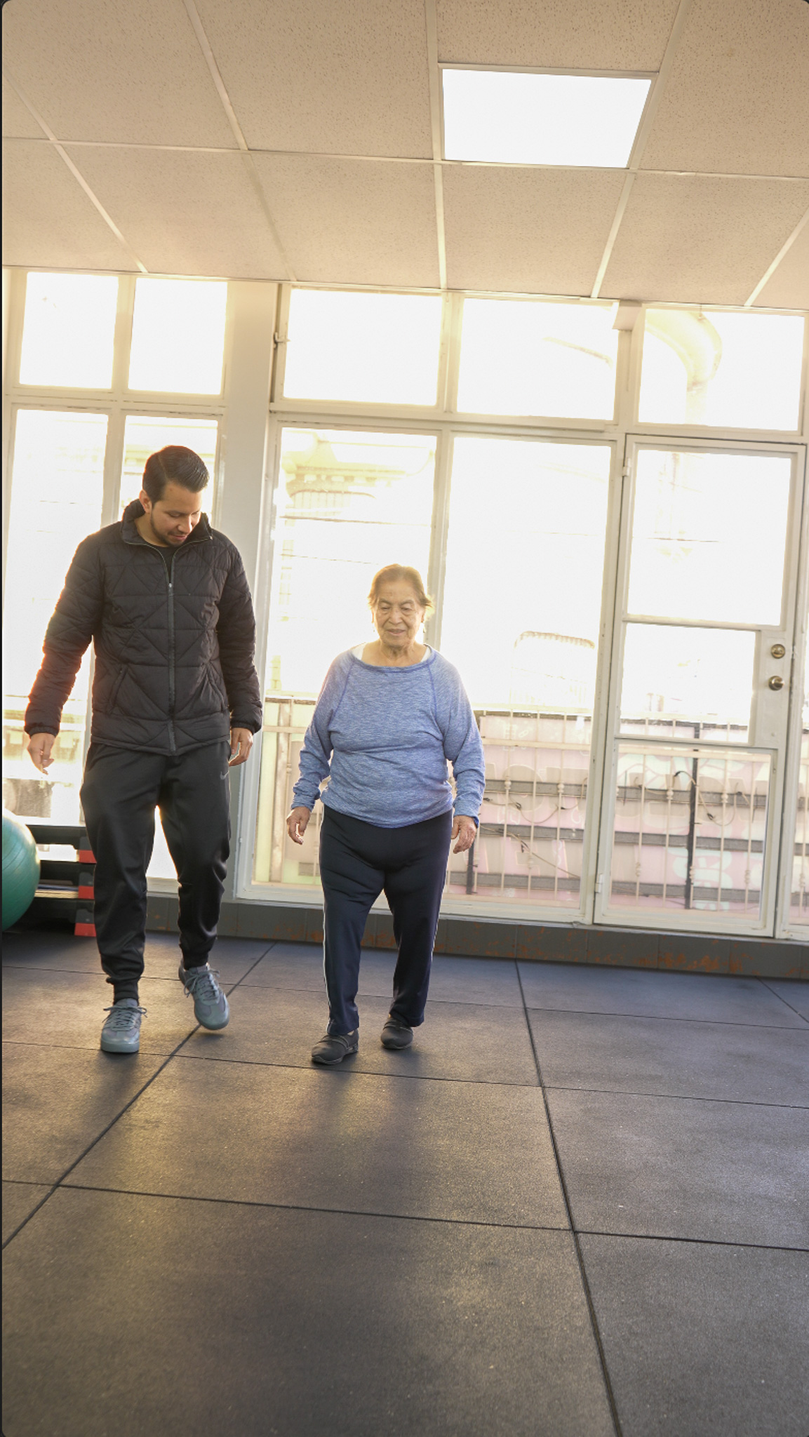 Entrenamiento de marcha junto a una profesional de ConveX